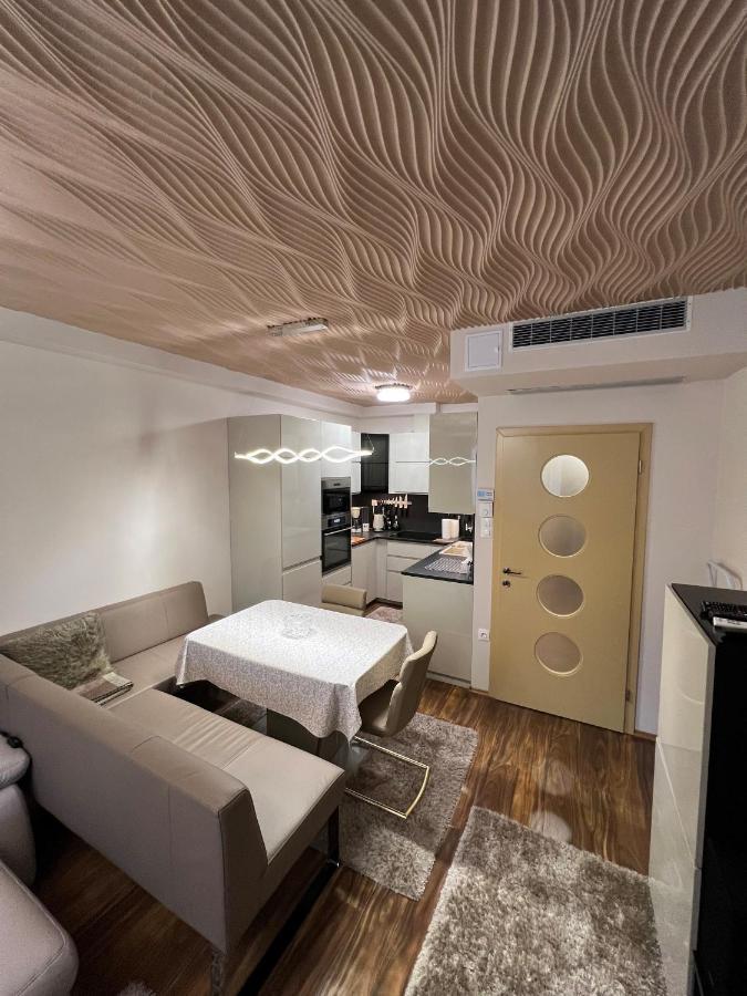Ferienwohnung Parizsi Udvar Premium Apartman Debrecen Exterior foto