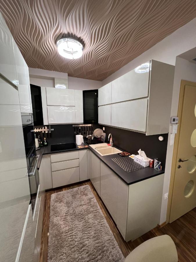 Ferienwohnung Parizsi Udvar Premium Apartman Debrecen Exterior foto