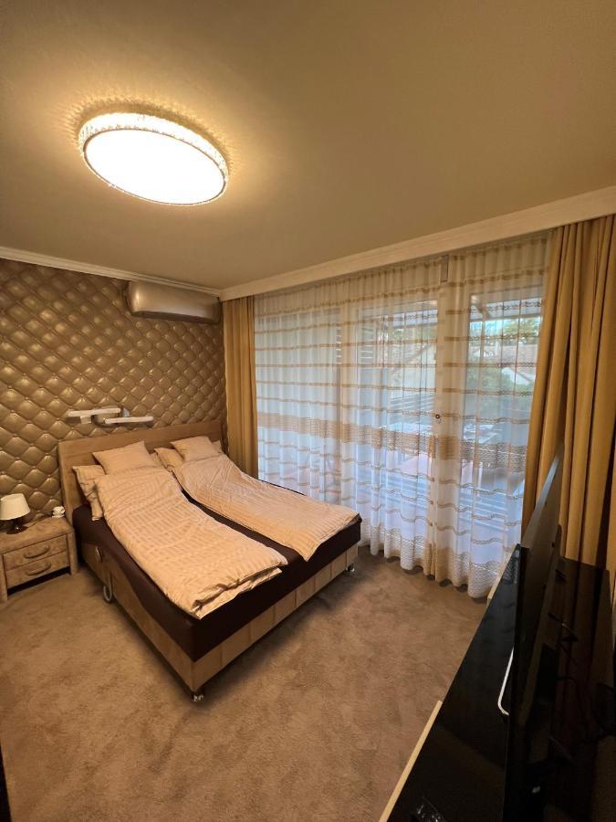 Ferienwohnung Parizsi Udvar Premium Apartman Debrecen Exterior foto