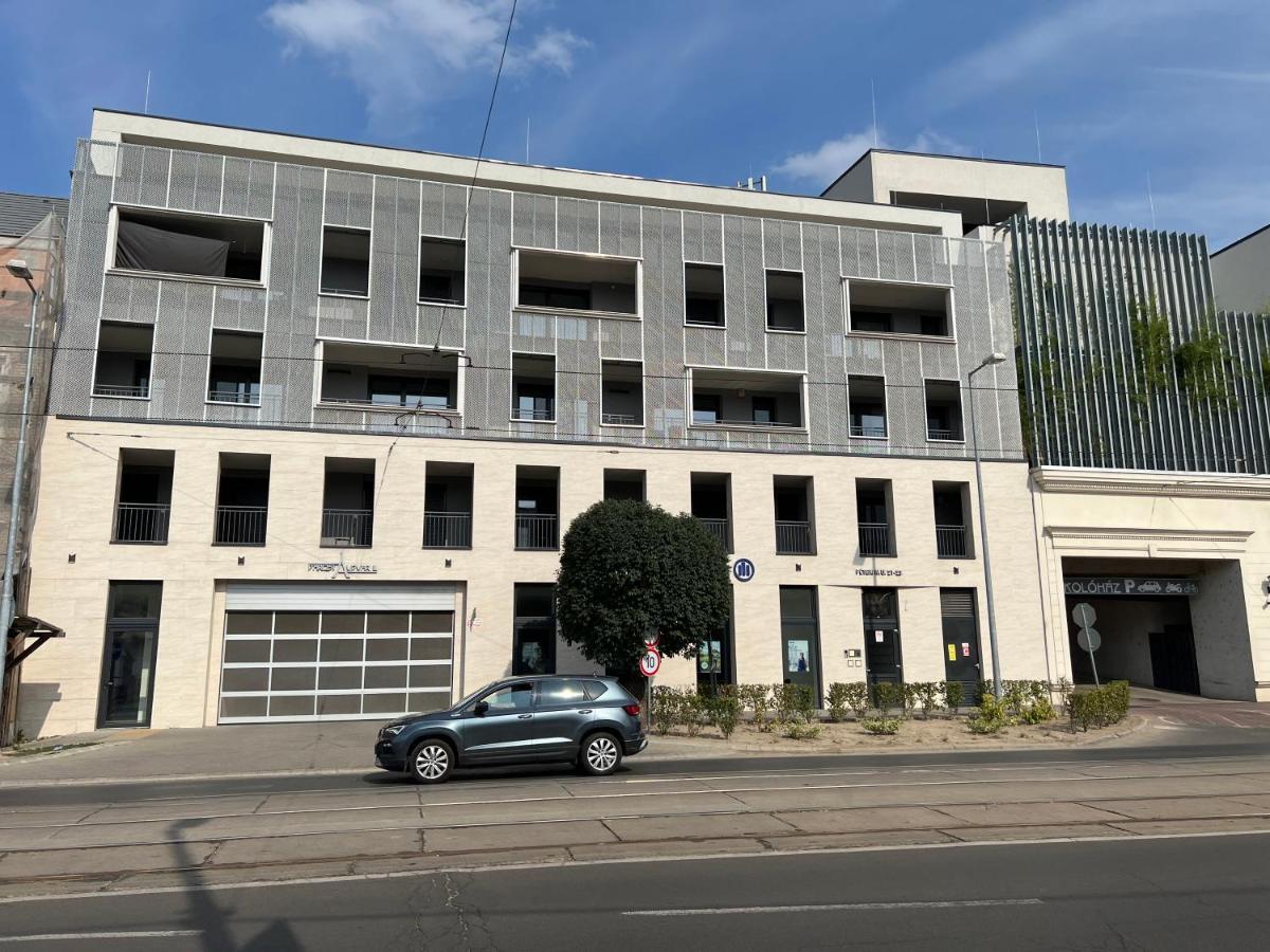 Ferienwohnung Parizsi Udvar Premium Apartman Debrecen Exterior foto